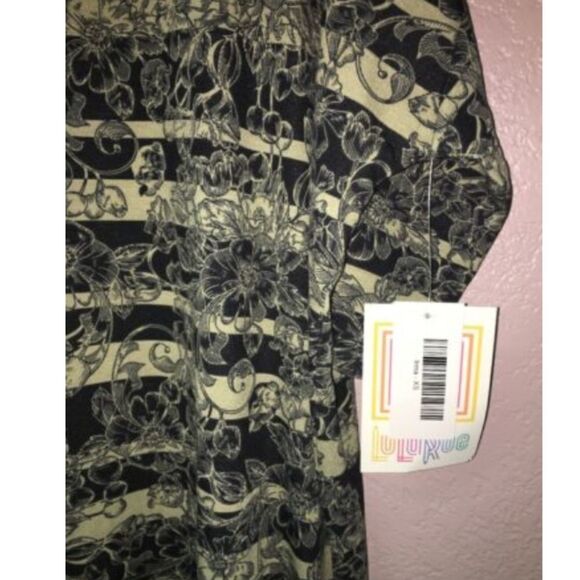 LuLaRoe Irma XS Womens Black Floral NWT - Picture 2 of 4